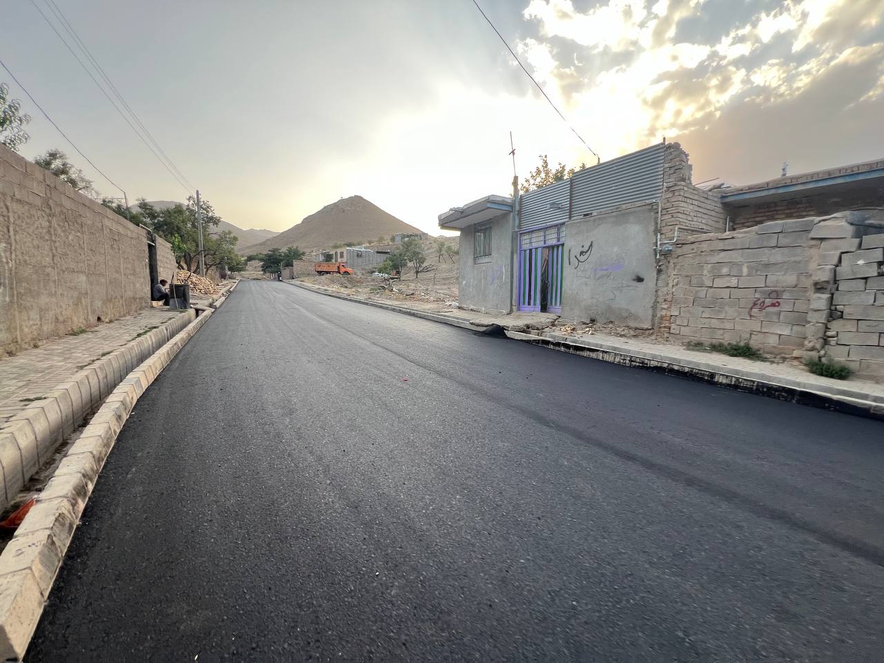 آسفالت روستاهای پشته و شیزن شهرستان تایباد 1403